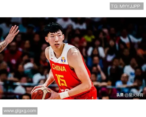 周琦代表中国男篮参加备战世界杯，成为引领球队的重要内线力量